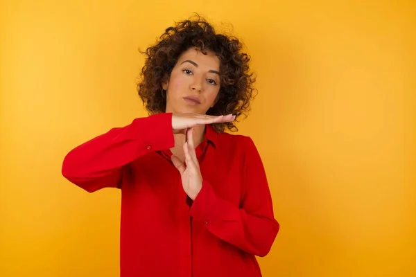 Bela Jovem Mulher Mostrando Gesto Timeout — Fotografia de Stock