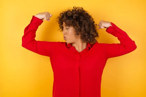 Beautiful Young Woman Showing Arms Muscles Smiling Proud Fitness Concept — Stock Photo, Image