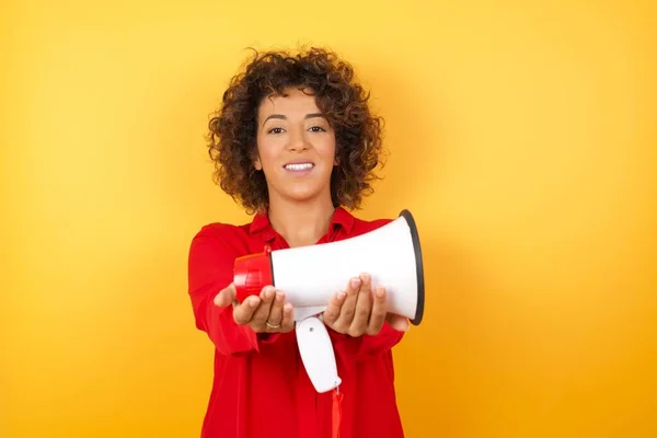 Portret Van Een Mooie Vrouw Poseren Met Luidspreker Gele Studio — Stockfoto