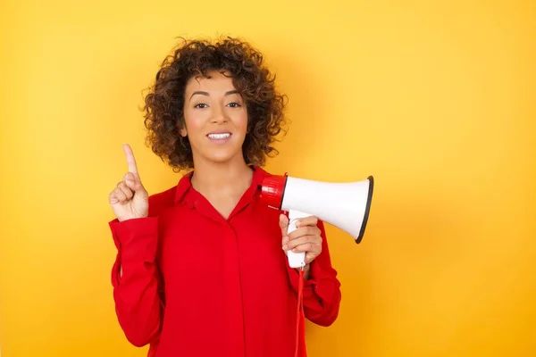 Jonge Vrouw Schreeuwen Megafoon Tonen Met Vingers Nummer Een Terwijl — Stockfoto