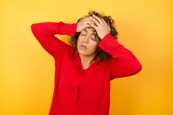 Beautiful Young Woman Suffering Strong Headache Desperate Stressed Because Overwork — Stock Photo, Image