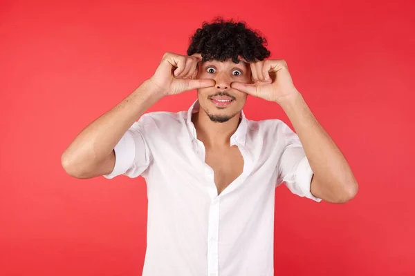 Mladý Muž Kudrnatými Krátkými Vlasy Oči Otevřené Aby Našel Příležitost — Stock fotografie