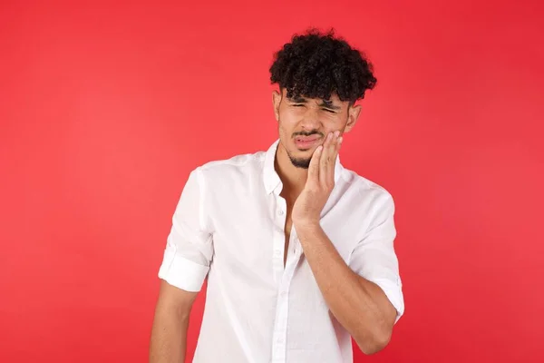 Młody Mężczyzna Dotykający Ust Bolesnym Wyrazem Twarzy Powodu Bólu Zęba — Zdjęcie stockowe