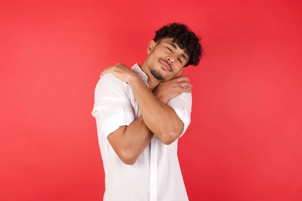 Junger Gutaussehender Mann Der Sich Glücklich Und Positiv Umarmt Selbstbewusst — Stockfoto