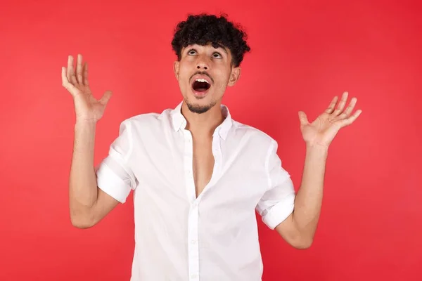 Jovem Homem Bonito Louco Louco Gritando Gritando Com Expressão Agressiva — Fotografia de Stock