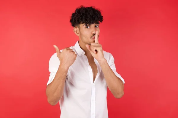 Jonge Knappe Man Vraagt Stil Zijn Met Vinger Lippen Wijzend — Stockfoto