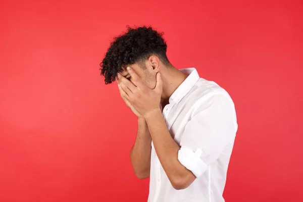 Hombre Llorando Estudio Cubriendo Cara Con Las Manos — Foto de Stock