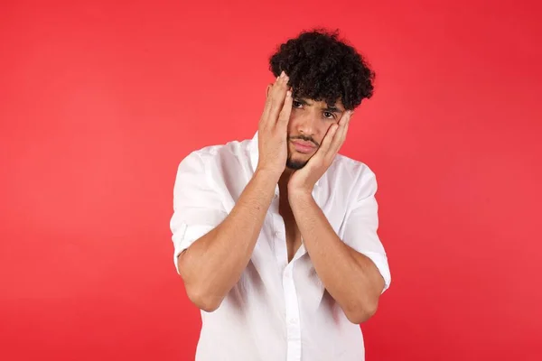 Jonge Knappe Man Moe Met Handen Bedekken Gezicht Depressie Verdriet — Stockfoto