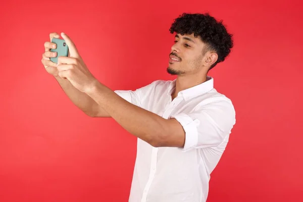 Rode Muur Studio Gemengde Race Man Met Mobiele Telefoon Het — Stockfoto