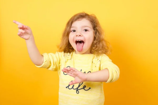 Мила Маленька Дівчинка Позує Жовтому Студійному Фоні — стокове фото