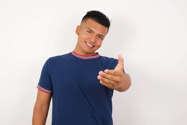 Bonito Jovem Sorrindo Amigável Oferecendo Aperto Mão Como Saudação Acolhimento — Fotografia de Stock