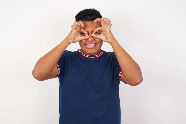 Jovem Bonito Fazendo Gesto Como Binóculos Furando Língua Para Fora — Fotografia de Stock