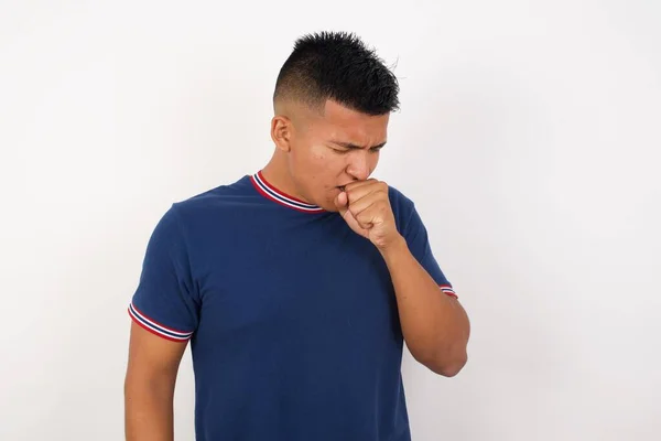 Joven Guapo Sentirse Mal Tos Como Síntoma Resfriado Bronquitis Concepto —  Fotos de Stock