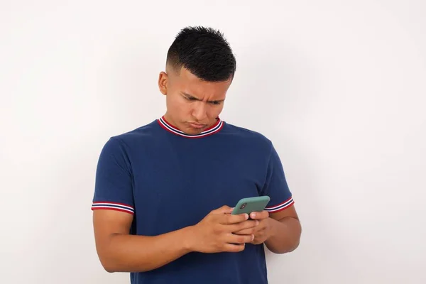 Αναστατωμένος Νεαρός Άνδρας Χρησιμοποιώντας Smartphone — Φωτογραφία Αρχείου