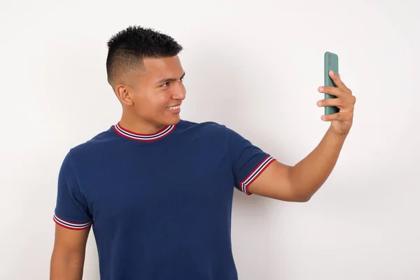 Joven Guapo Sonriendo Tomando Selfie Listo Para Publicarlo Sus Redes —  Fotos de Stock