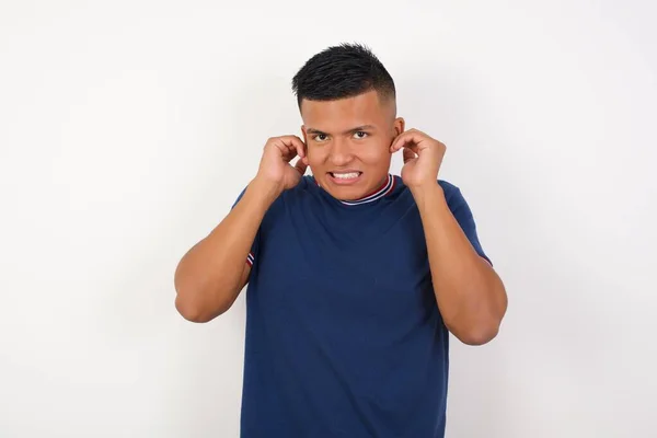 Όμορφος Νεαρός Που Καλύπτει Αυτιά Δάχτυλα Ενοχλημένη Έκφραση Για Θόρυβο — Φωτογραφία Αρχείου