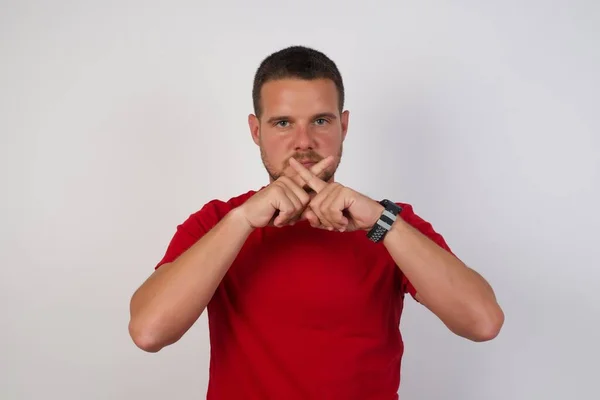 Jovem Homem Morena Bonita Vestindo Camisa Vermelha Mostrando Rejeição Expressão — Fotografia de Stock