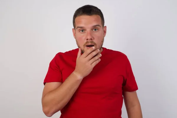 Νευρικός Άντρας Ανοίγει Στόμα Του Από Έκπληξη Αντιδρά Στις Ξαφνικές — Φωτογραφία Αρχείου
