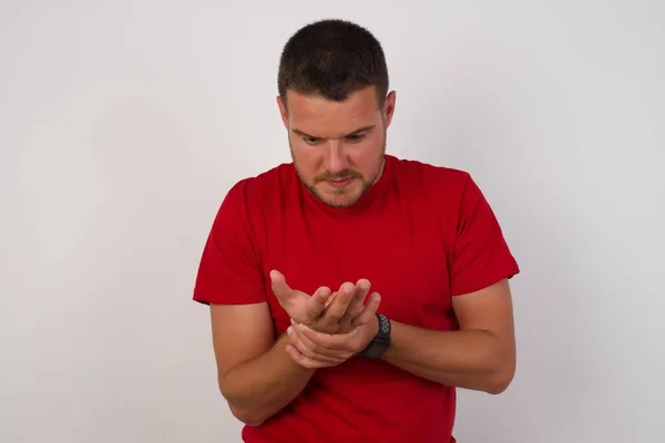 Человек Страдает Боль Руках Пальцах Воспаление Артрита Stduio — стоковое фото