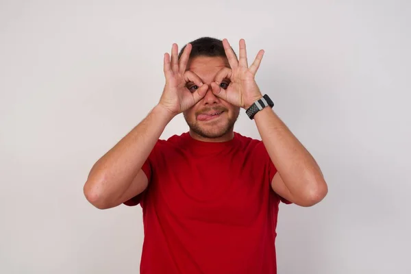 Homem Fazendo Gesto Como Binóculos Furando Língua Para Fora Olhos — Fotografia de Stock