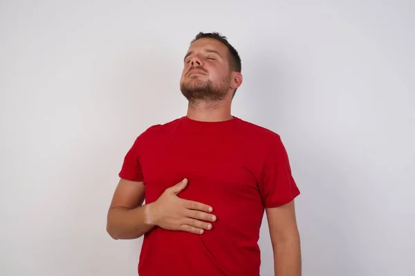 Man Raakt Buik Glimlacht Zachtjes Tevredenheid Concept Met Gesloten Ogen — Stockfoto