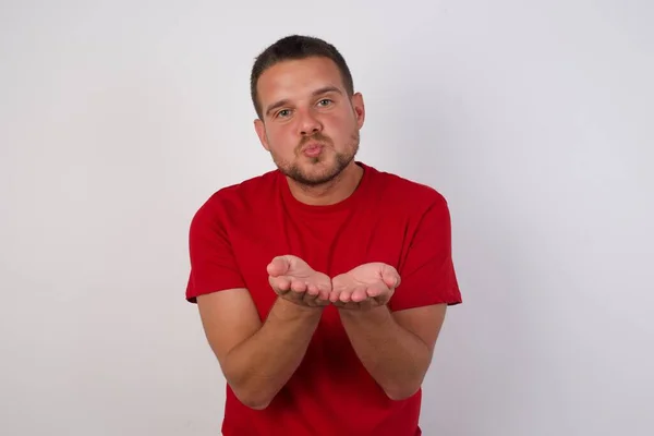 Jongeman Tegen Een Witte Achtergrond Het Verzenden Van Blow Kiss — Stockfoto