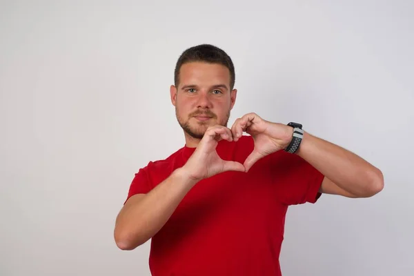 Mladý Pohledný Muž Krátkými Vlasy Neformální Červené Košili Úsměvem Lásce — Stock fotografie