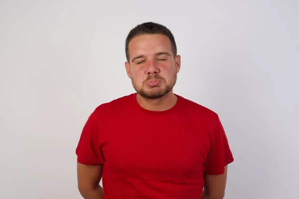 Kıvrımlı Üzgün Adam Alt Dudağını Gözlerini Kapatır — Stok fotoğraf
