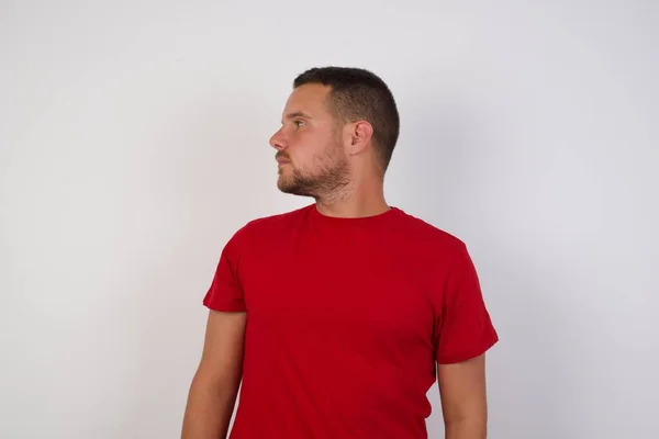 Hombre Camiseta Roja Mirando Hacia Otro Lado Estudio —  Fotos de Stock