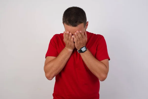 Κλάμα Λυπημένος Άνθρωπος Καλύπτει Πρόσωπο Χέρια Συντετριμμένος Και Κλαίει — Φωτογραφία Αρχείου