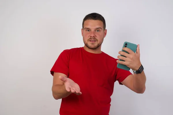 Jeune Homme Caucasien Présentant Smartphone — Photo