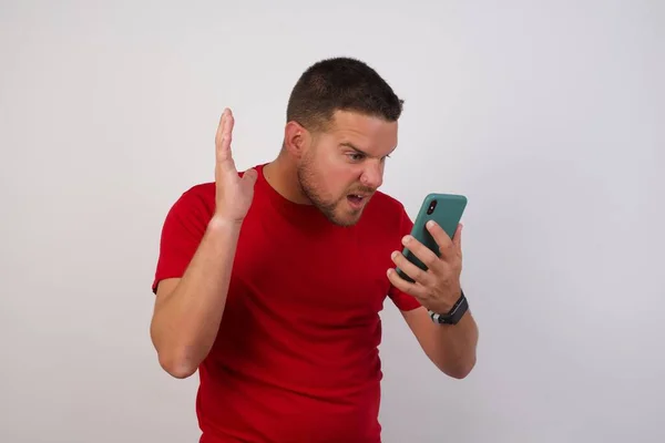 怒り狂った若い白人男性が電話で叫び 口論をし スマートフォンを見て — ストック写真