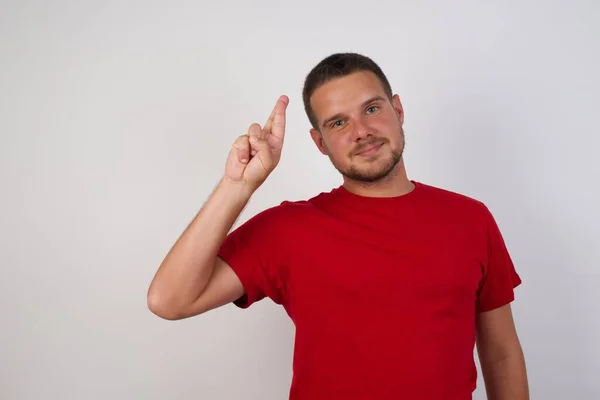 Jovem Bonito Homem Ucasiano Vestindo Camisa Vermelha Contra Fundo Cinza — Fotografia de Stock