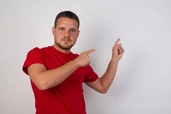Muž Ukazuje Prsty Bok Kopíruje Prostor — Stock fotografie