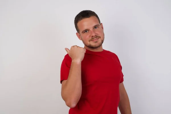 Homem Encantador Isolado Sobre Fundo Branco Promotor Olhando Para Espaço — Fotografia de Stock