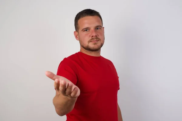 Kırmızı Tişört Giyen Yardım Eli Uzatan Kabul Gören Bir Adam — Stok fotoğraf