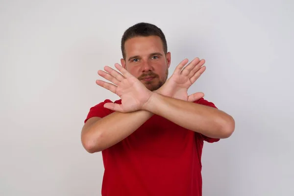 Homem Com Expressão Rejeição Cruzando Braços Mãos Fazendo Sinal Negativo — Fotografia de Stock