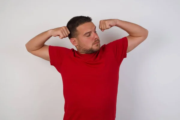 Homem Caucasiano Bonito Jovem Mostrando Músculos Braços Fortes Sorrindo Orgulhoso — Fotografia de Stock