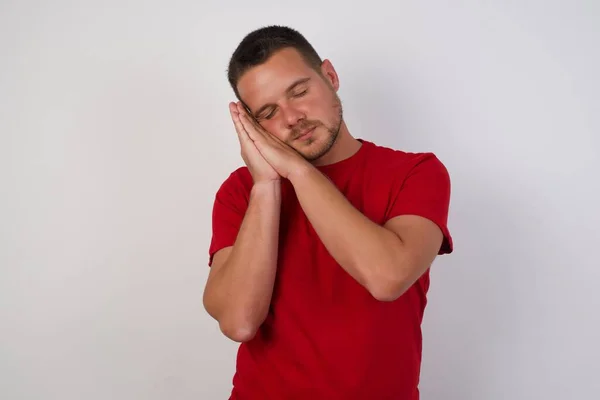 Уставший Мужчина Закрытыми Глазами Одетый Красную Рубашку Спящий Уставший Сне — стоковое фото