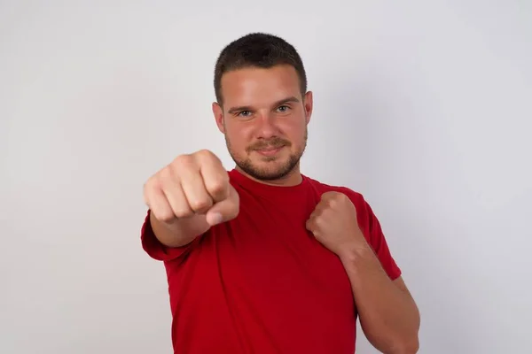 若い男は戦うために拳をパンチ 積極的かつ怒りの攻撃 脅威と暴力 — ストック写真