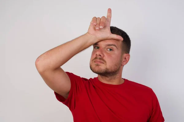 Muž Dělat Legraci Lidí Prsty Čele Dělat Ztroskotanec Gesto Posměch — Stock fotografie