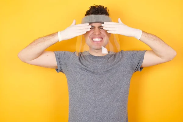 Человек Пластиковой Защитной Шляпе Прикрывая Глаза Руками Улыбающимися Веселыми Смешными — стоковое фото