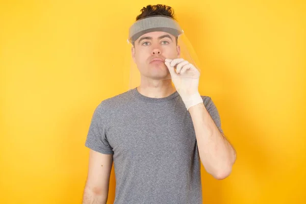 Plastik Şapkalı Ağzı Dudakları Parmaklarıyla Kapanmış Bir Adam Gizli Sessiz — Stok fotoğraf