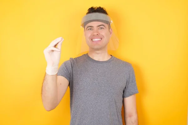 Joven Hombre Caucásico Usando Camiseta Escudo Facial Pie Sobre Fondo — Foto de Stock