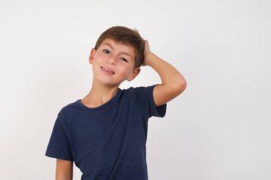 Güzel çocuk, izole edilmiş beyaz arka plan üzerinde sıradan bir tişört giyip soru sormayı merak ediyor. Şüpheyle kararsız, kafa kafaya düşünerek. Düşünceli kavram.