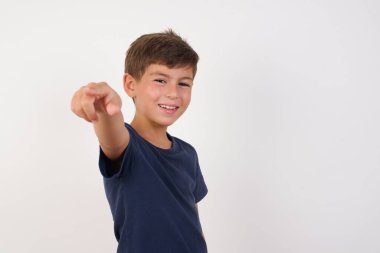 Güzel çocuk, izole edilmiş beyaz arka plan üzerinde dikilmiş, kızgın ve sinirli bir şekilde kameraya kızgın ve sinirli bir şekilde seninle kavga etmeye hazır..