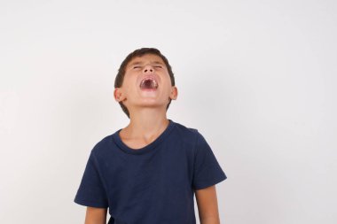 Kısa saçlı, genç, beyaz bir adam. Kırmızı bir gömlek giyiyor. Kızgın ve kızgın. Öfkeli çığlıklar atıyor. Öfke ve agresif kavram.