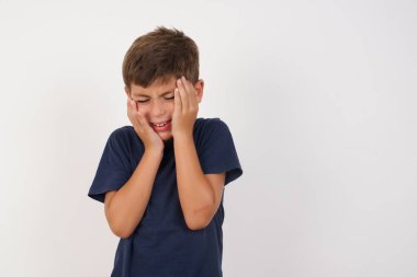 Kasvetli, umutsuz, ağlayan, günlük tişört giyen, beyaz arka plan üzerinde duran, bunalımda olan, karısı ya da kız arkadaşı ile kavga eden, stresli, somurtkan bir çocuk. Yakışıklı çocuk kendini yalnız ve endişeli hissediyor.