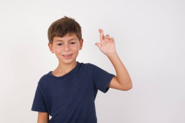 Güzel çocuk günlük tişört giyiyor, beyaz arka plan üzerinde duruyor, Çince işaret diliyle 
