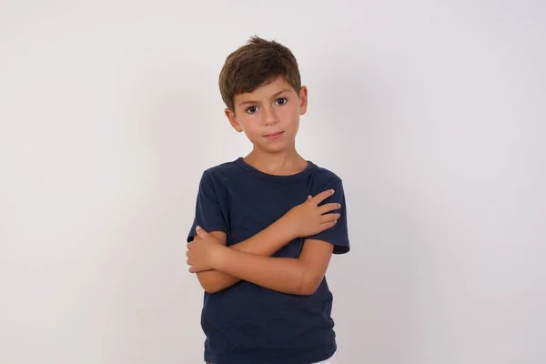 Hermoso Niño Con Camiseta Casual Pie Sobre Fondo Blanco Aislado —  Fotos de Stock
